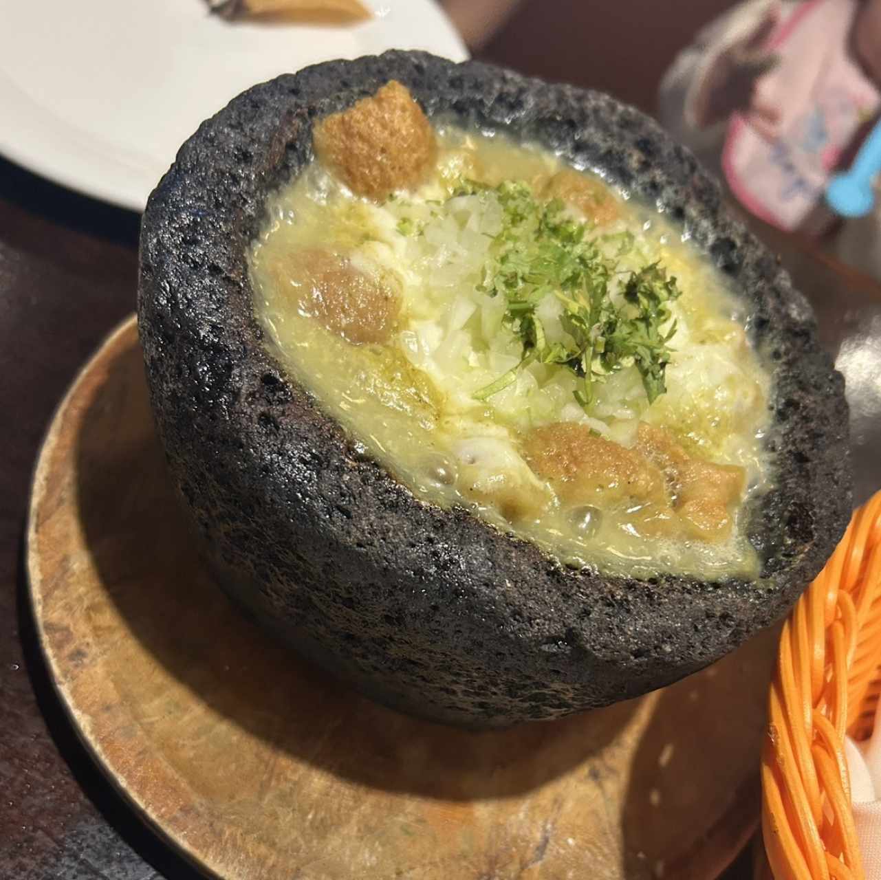 Queso fundido con chicharron 