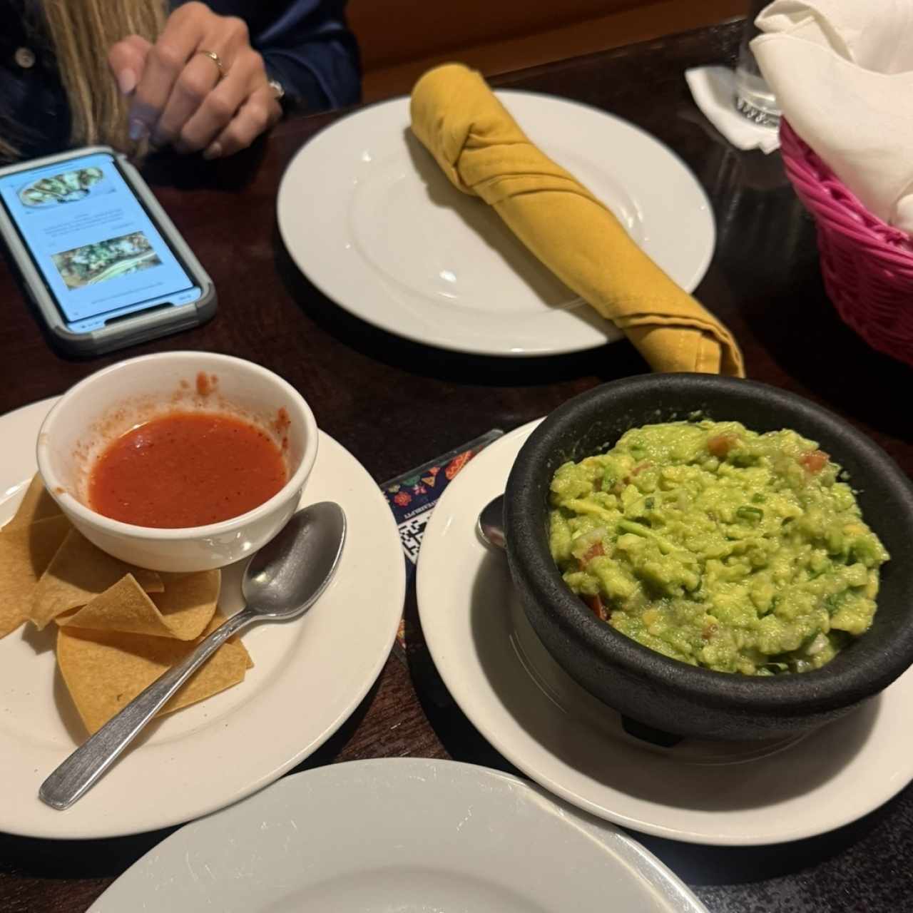 guscamole y tortillsd con salsa de cortesía 