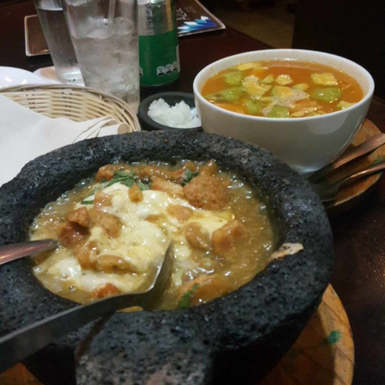Queso con chicharron y sopa azteca