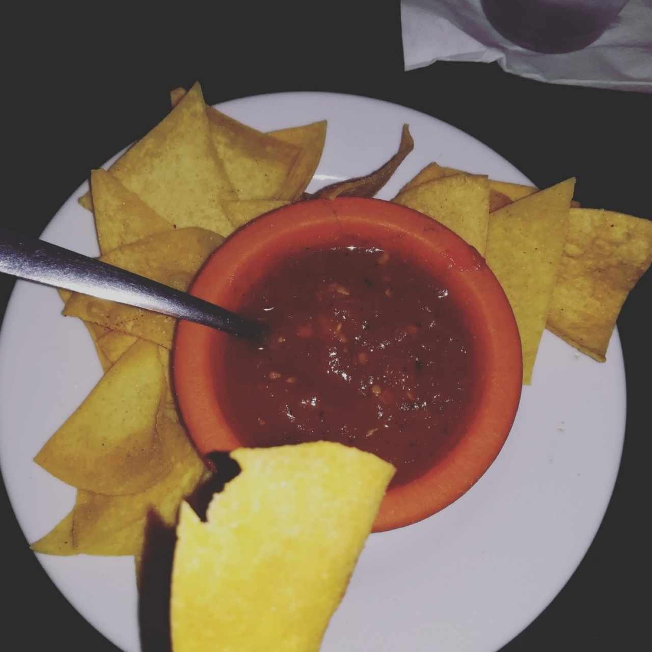 Totopos de entrada, cortesía de la casa en salsa roja