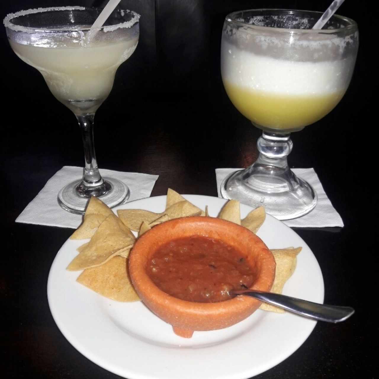 margaritq, jugo de piña, botanas de cortesia