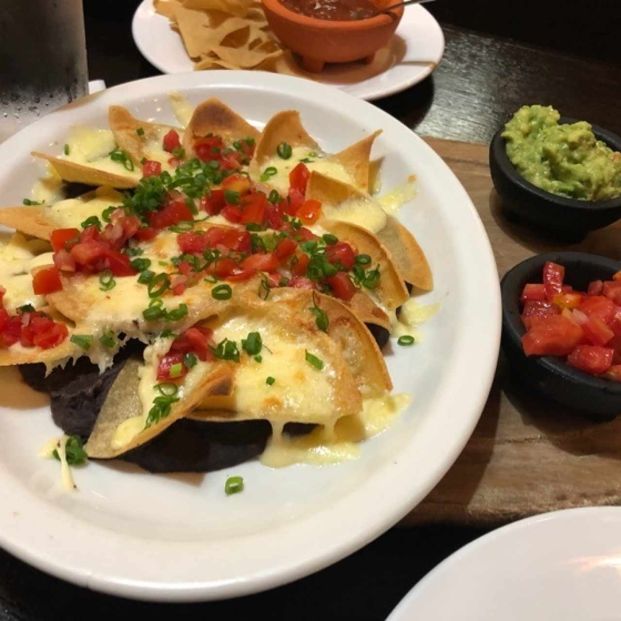 totopos con queso y frijol