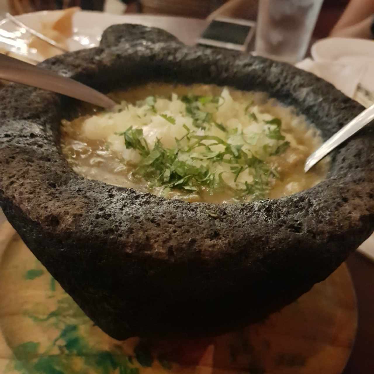 Queso fundido con chicharrón