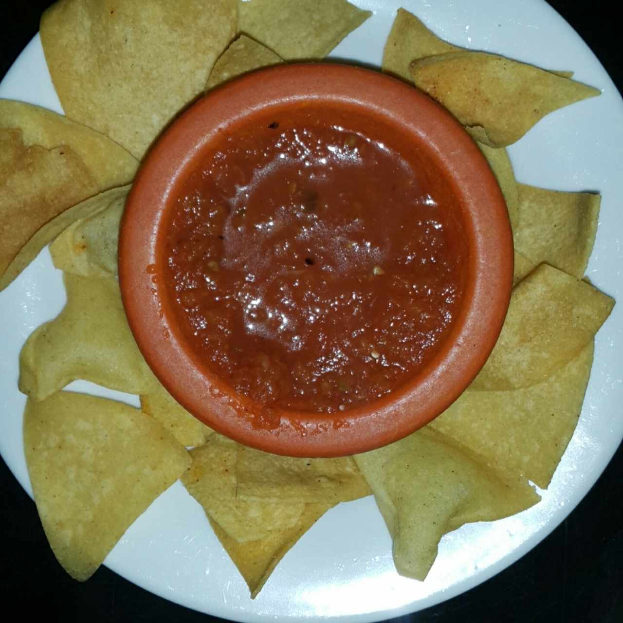 Totopos con Salsa (cortesía de la casa)