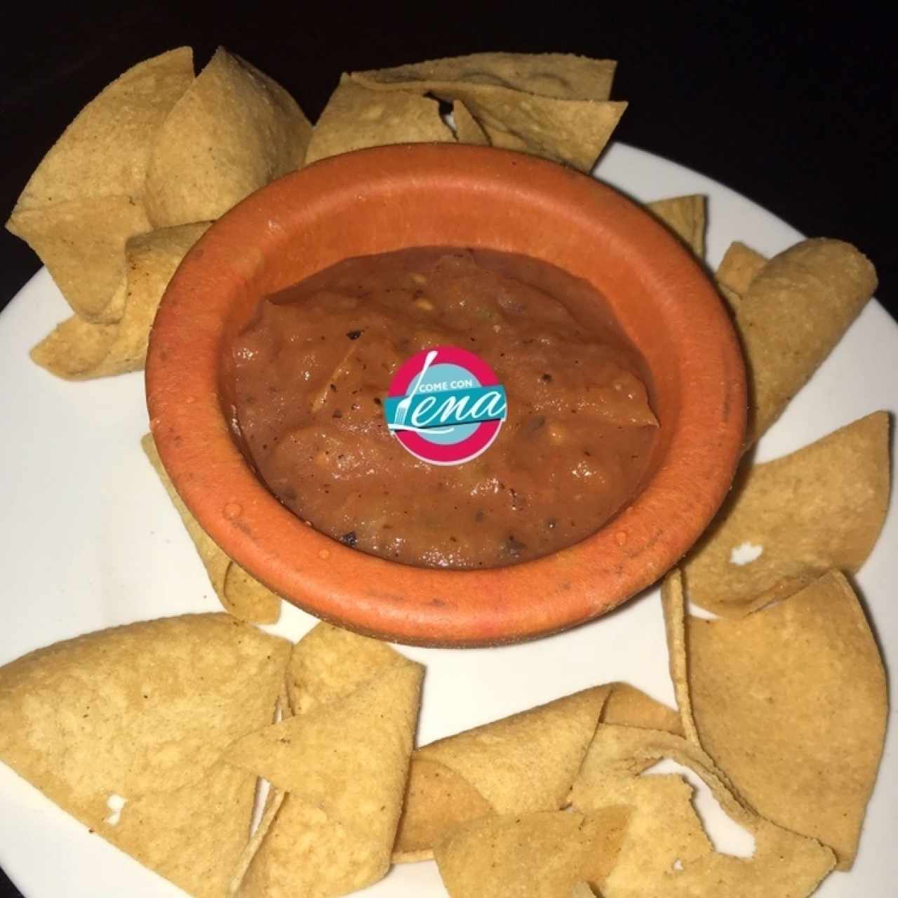 Cortesía de la Casa: Totopos y Salsa de Tomate