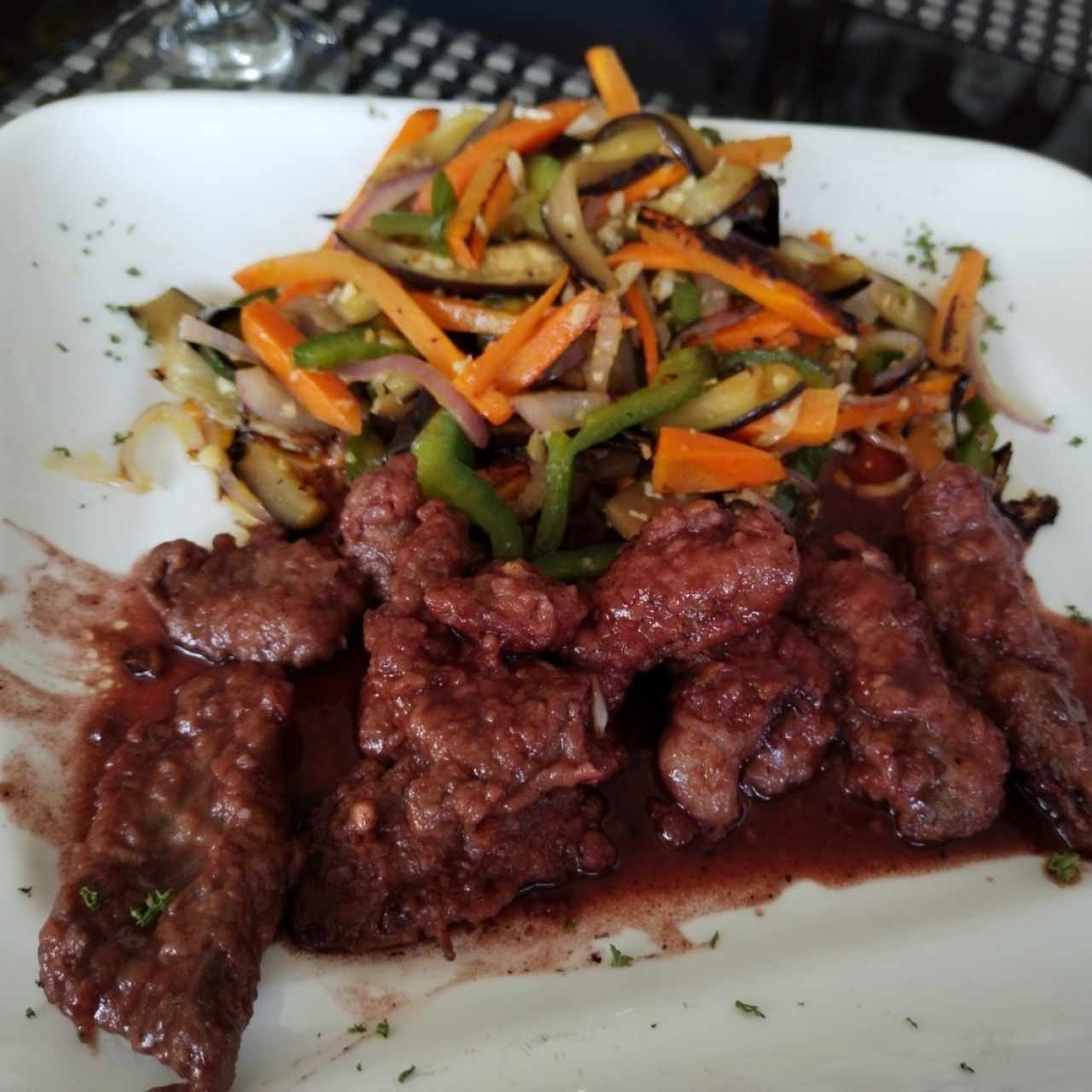 Carne al vino con vegetales salteados