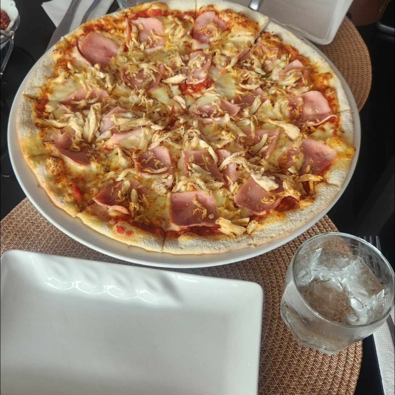 pizza de jamón y pollo