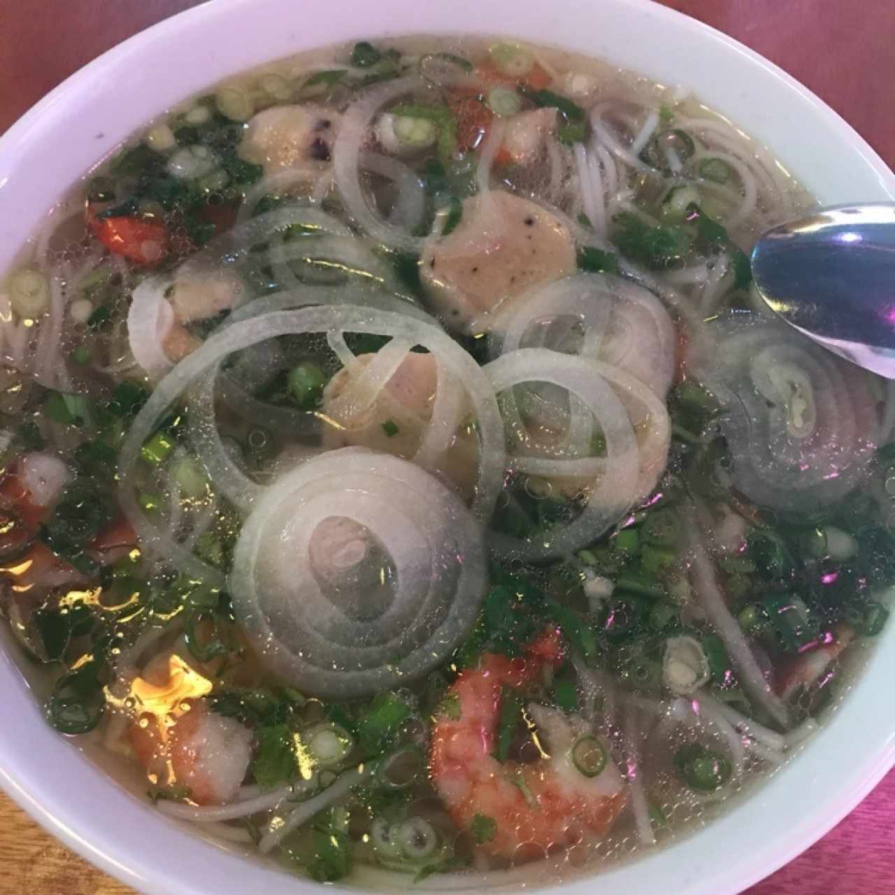 fideos de arroz con camarones y albondiga