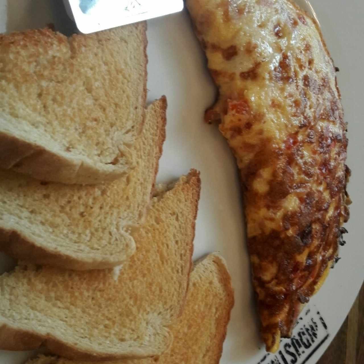 Omellette de jamón, queso y tomate