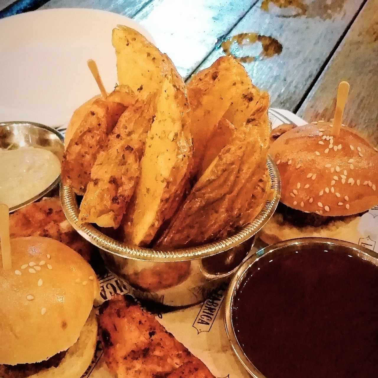 picada con sliders y alitas