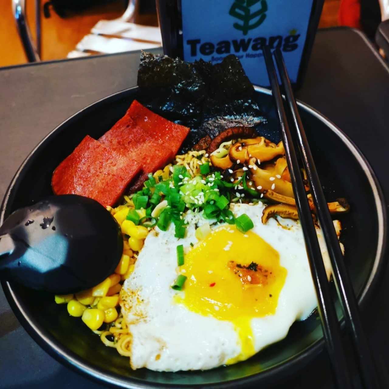 Ramen asiatico delicioso