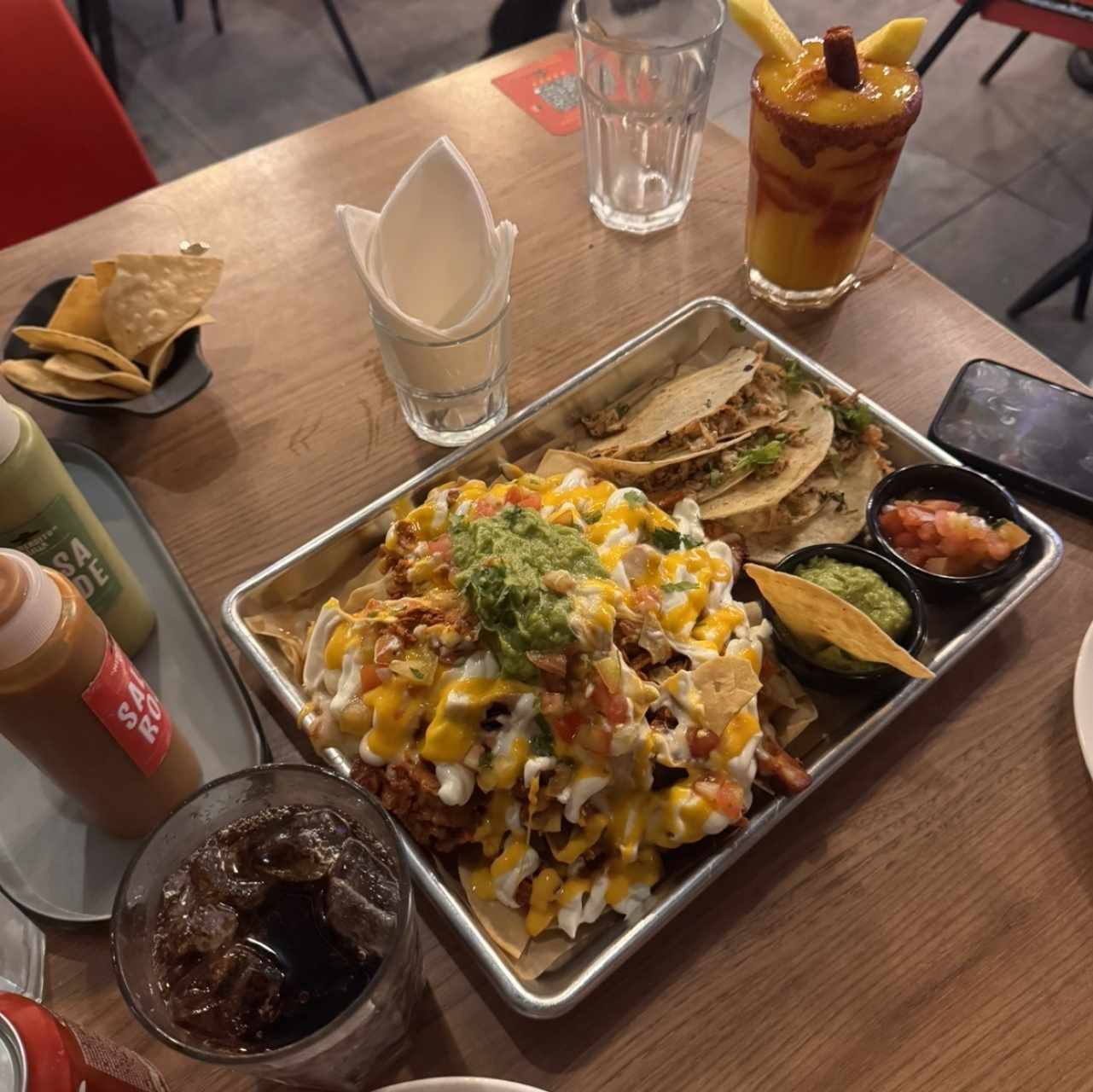 Bandeja de nachos al pastor y quesadillas de pollo