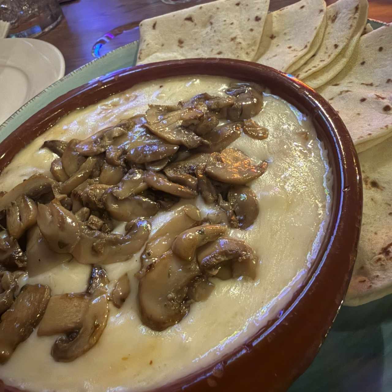 Queso Fundido con Champiñones