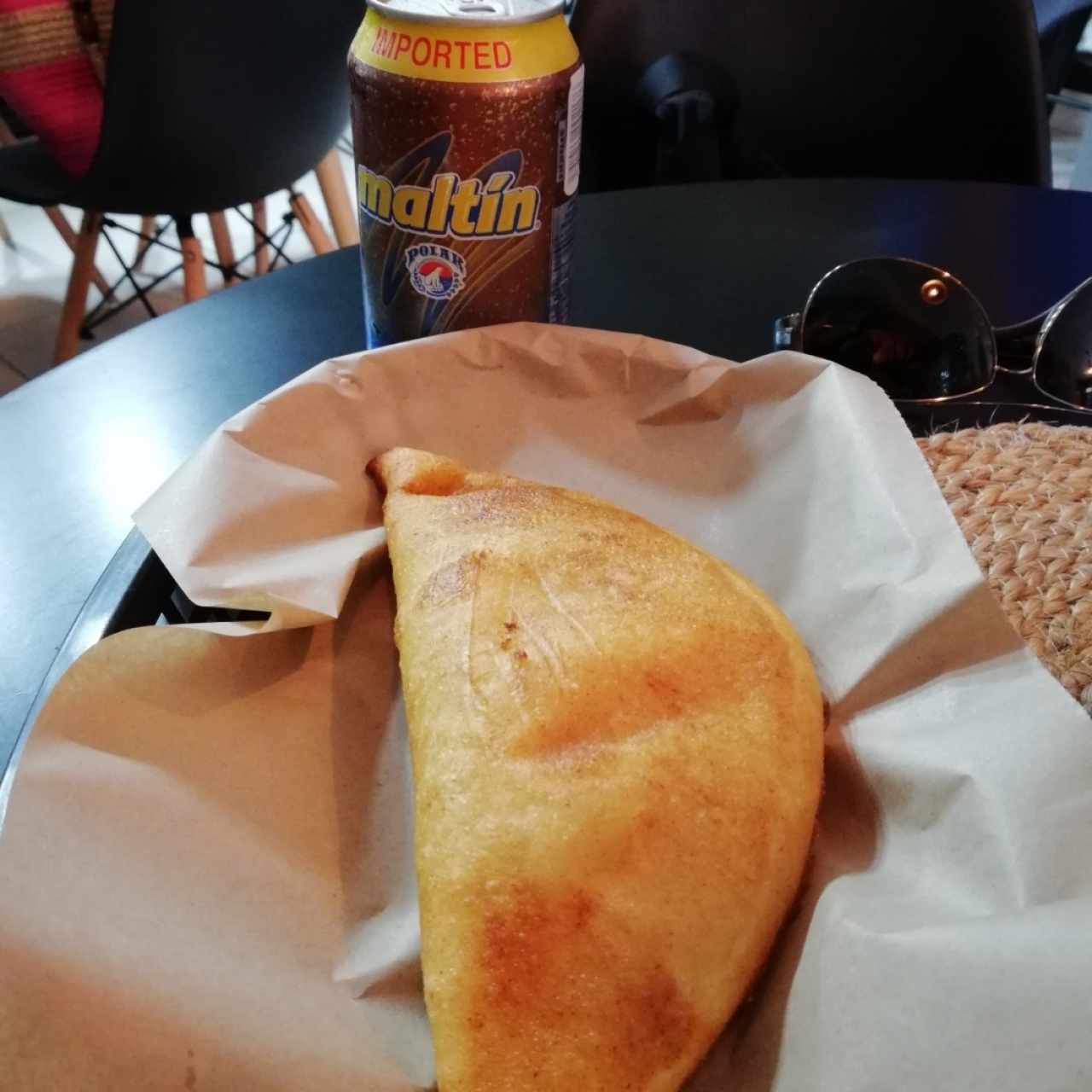 Empanada de queso (la mejor) y una Maltin Polar