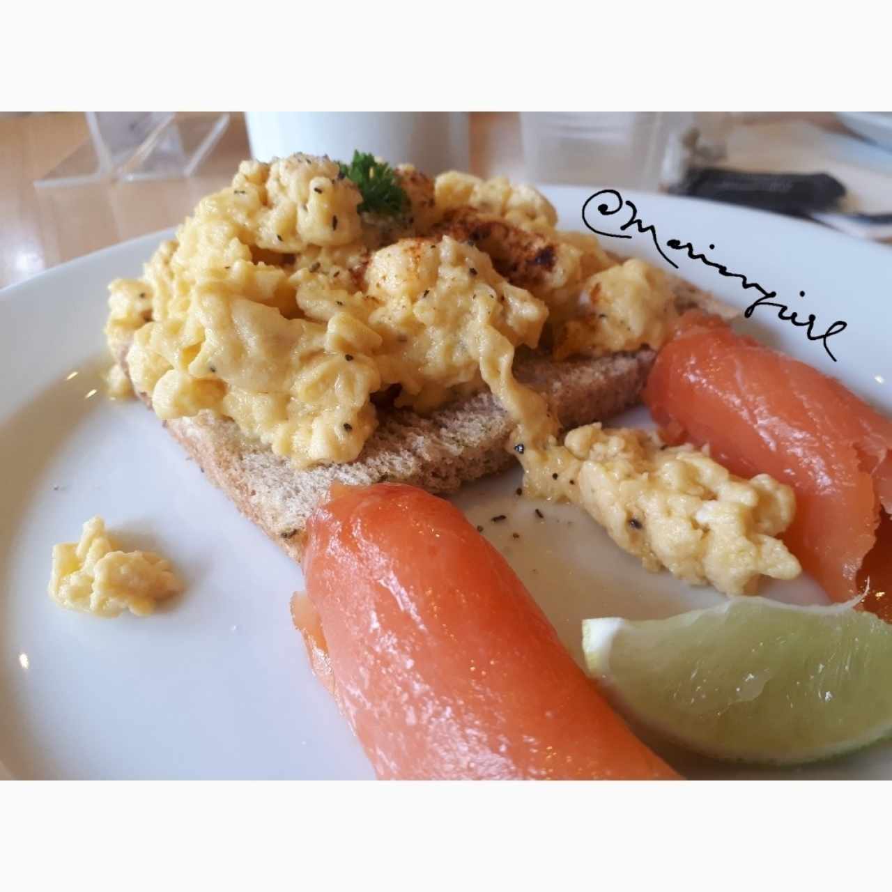 Huevos revueltos, sobre tostada acompañada con perejil, limón y salmon ahumado ♡♡♡