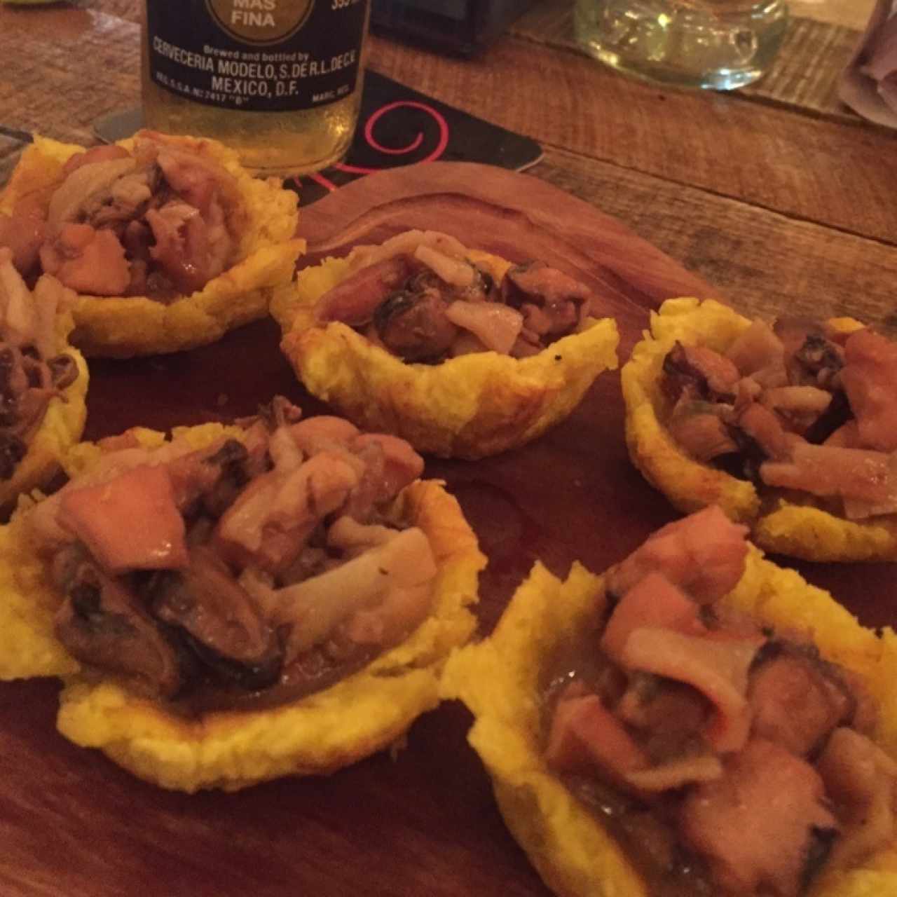 Patacones rellenos de marisco