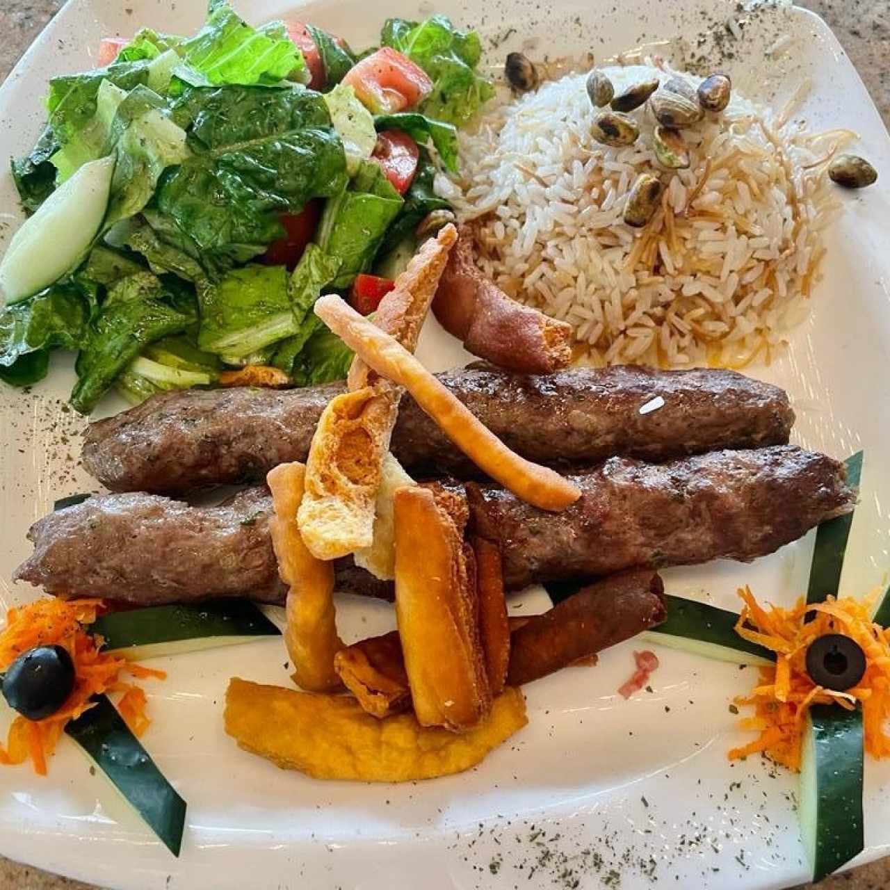 Kafta de Cordero al Carbón con Arroz con Almendras y Ensalada