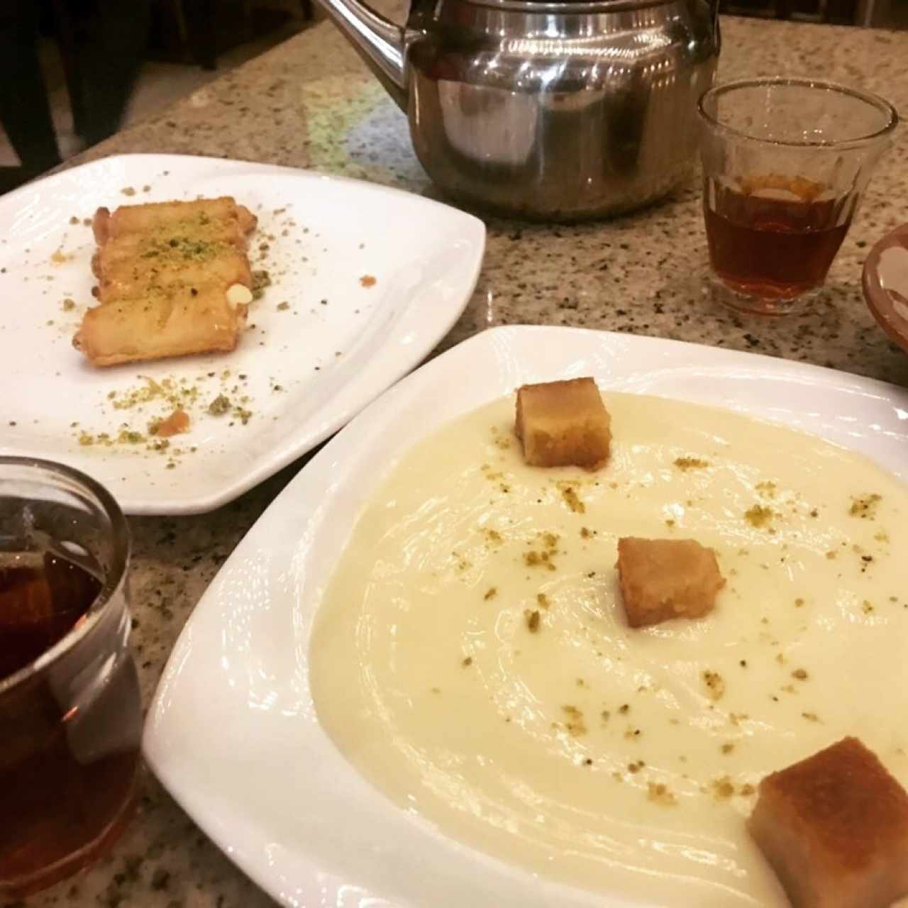 Postres Noche Libanesa Frita y Noche Libanesa en crema cortesía de la casa al igual que el Té delicioso! 