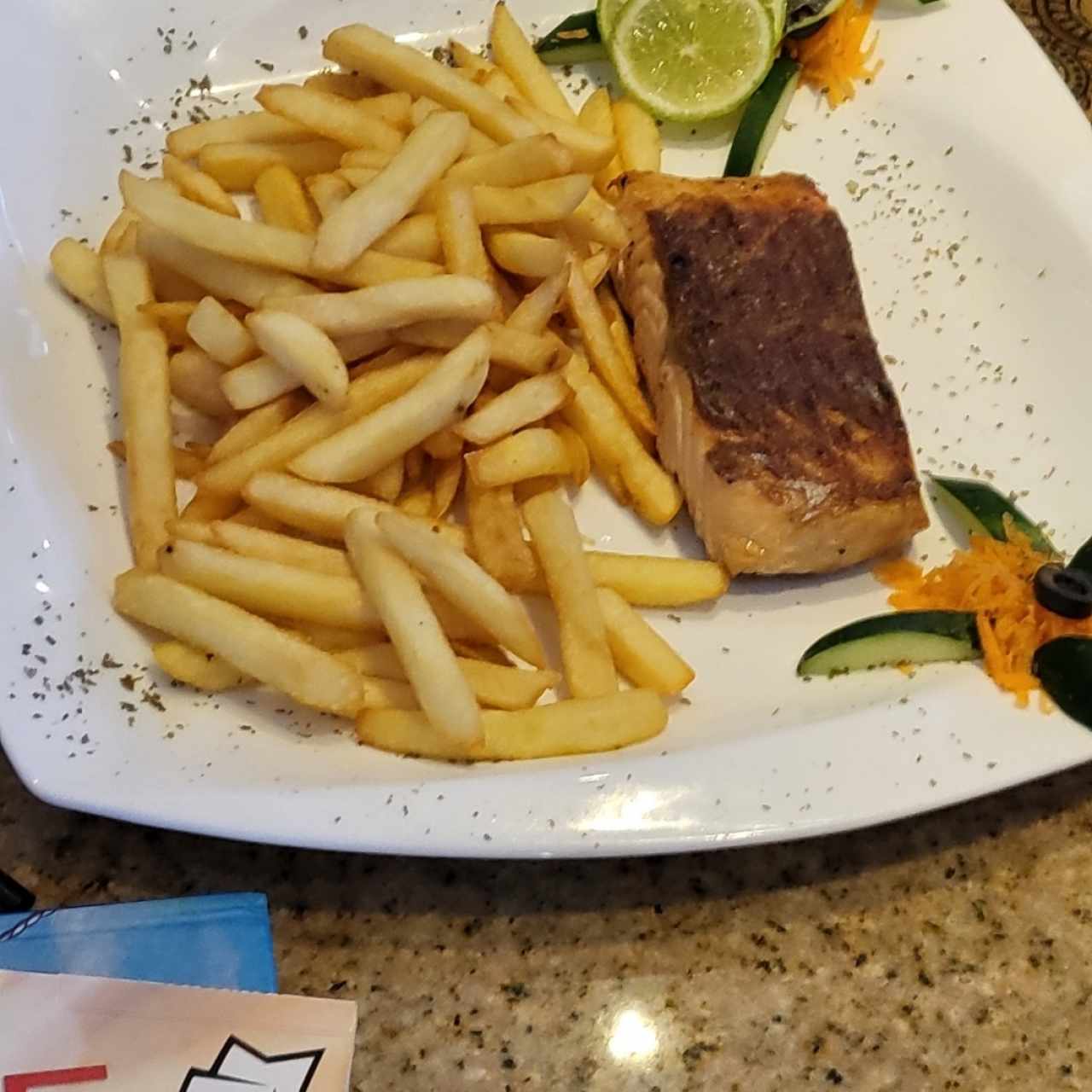 salmón y papas fritas