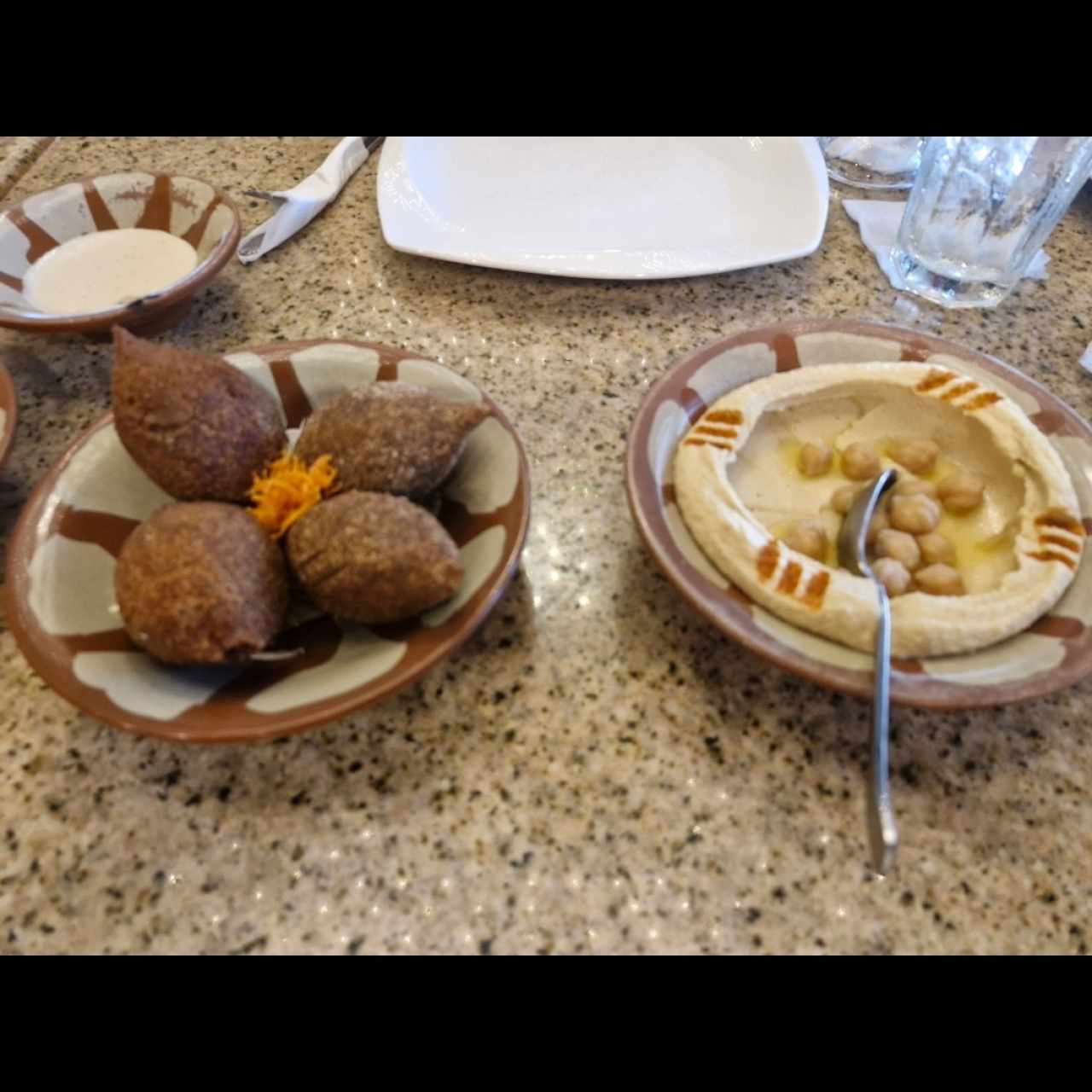Entradas Libanesas - Kibbe Frito (4 Unidades) y hummus