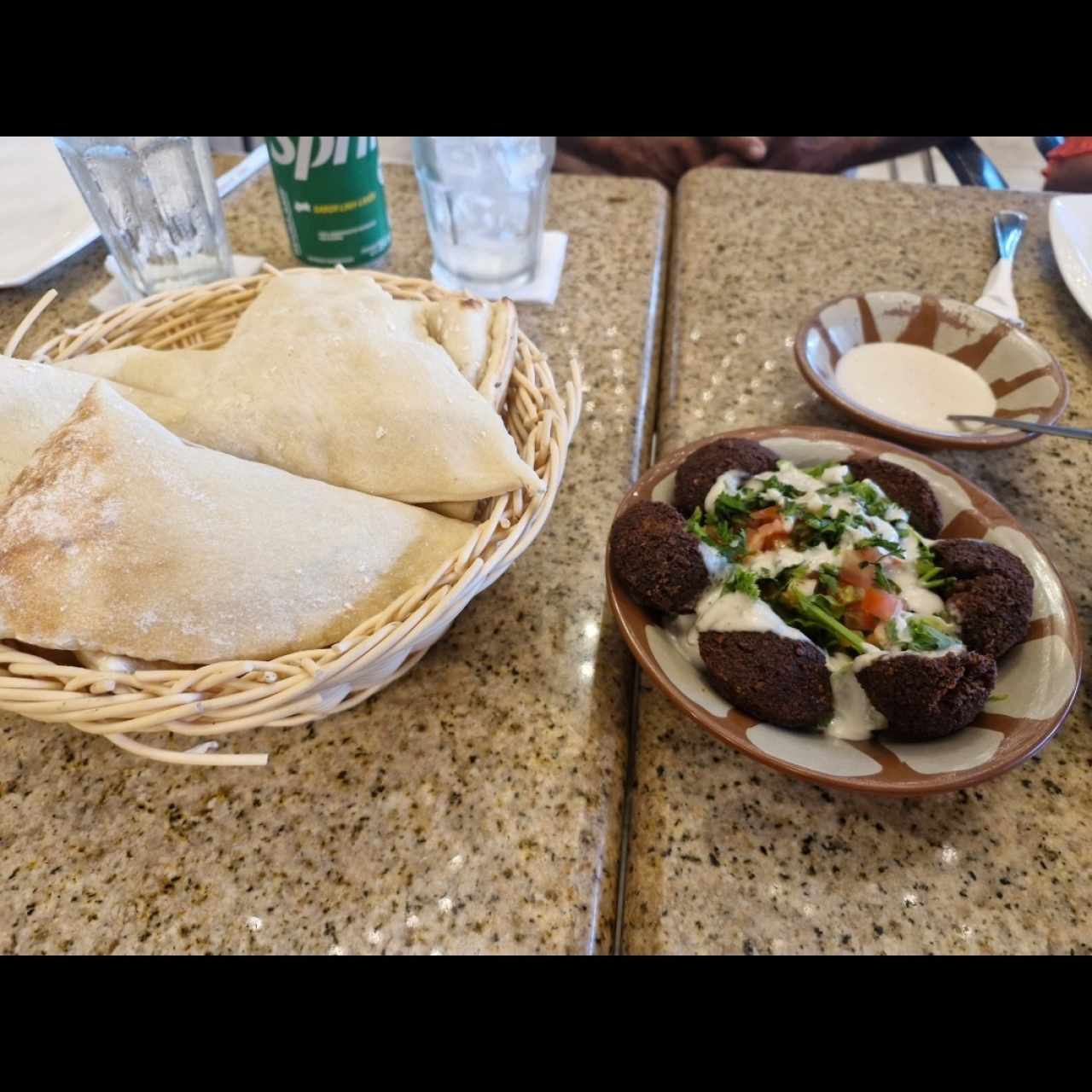 Entradas Libanesas - Falafel y pan pita