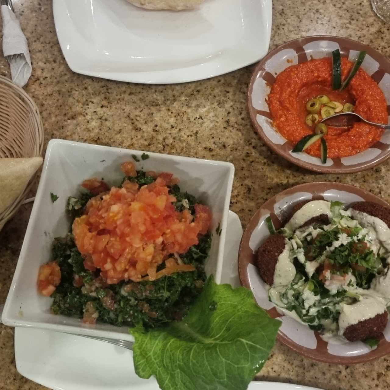 Tabule, crema pimentón y falafe