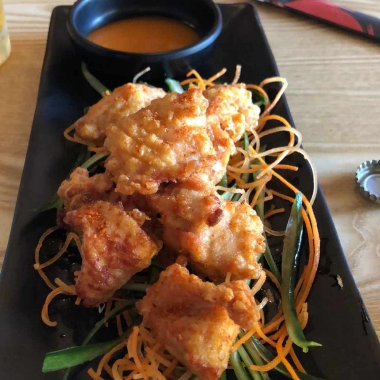 Entrada con pollo y salsa picante 
