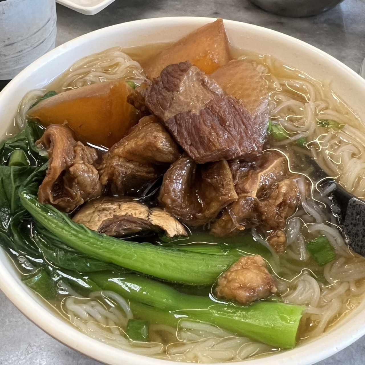 Sopa de falda con fideo de arroz