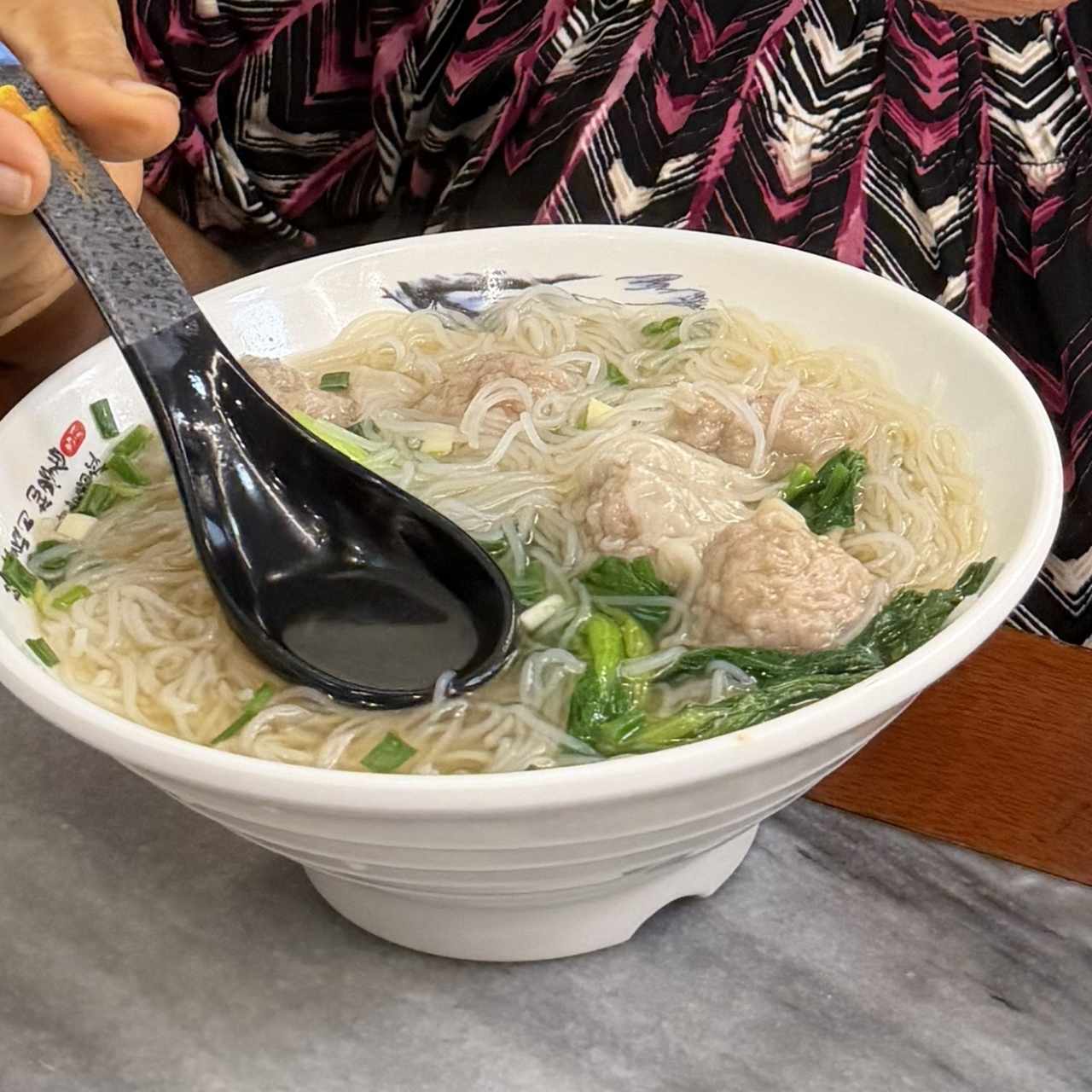 Sopa wanton con fideo de arroz 
