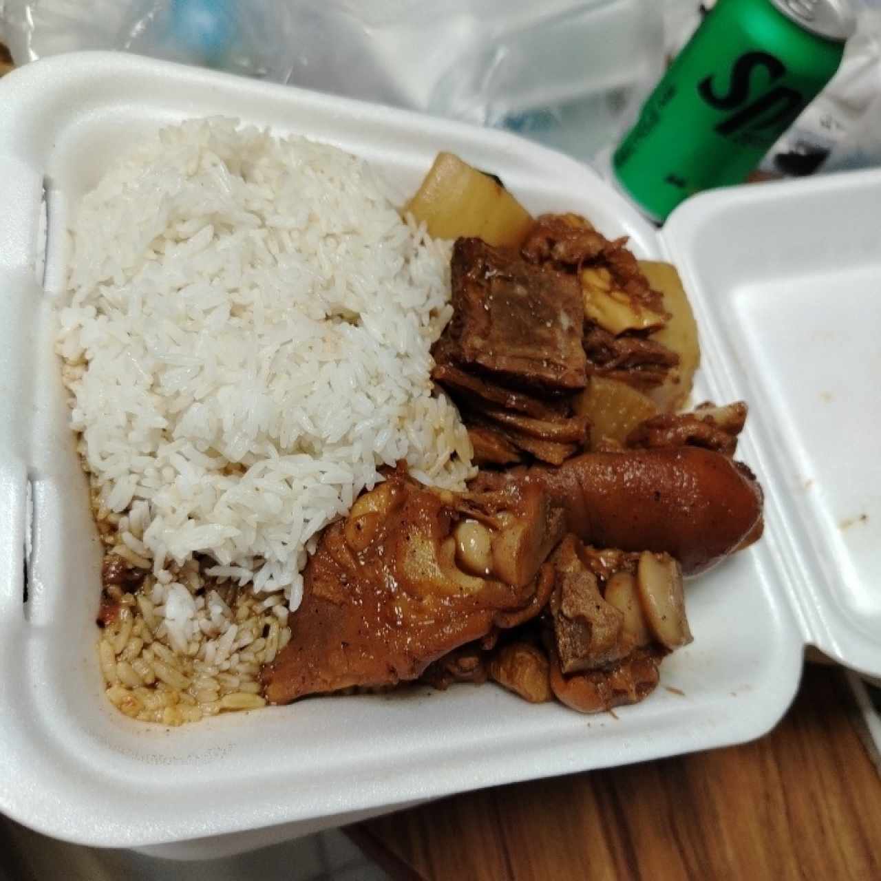 Arroz con patitas cerdo guisado y falda de res 