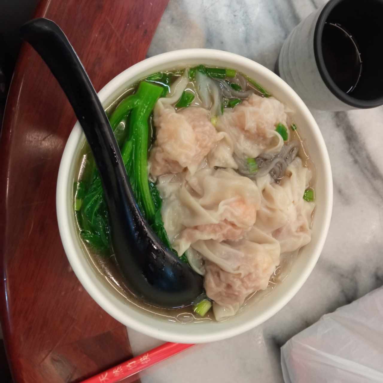 Sopa de wanton de puerco con fideo de arroz