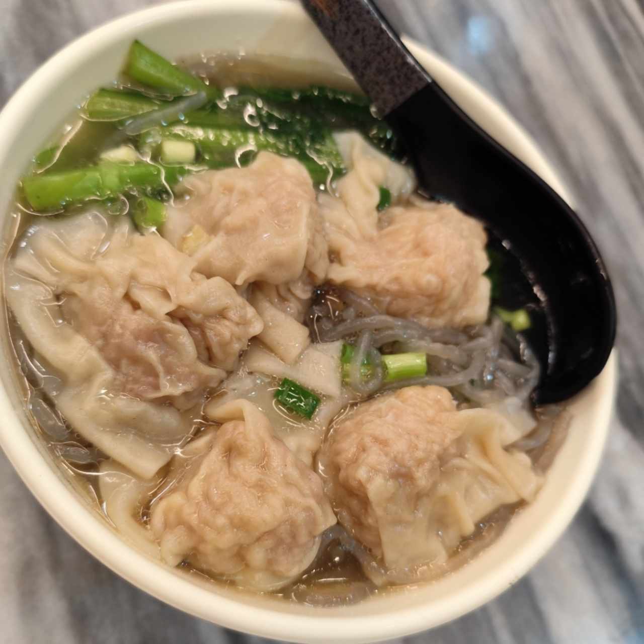Sopa de wanton de puerco con fideo de yuca