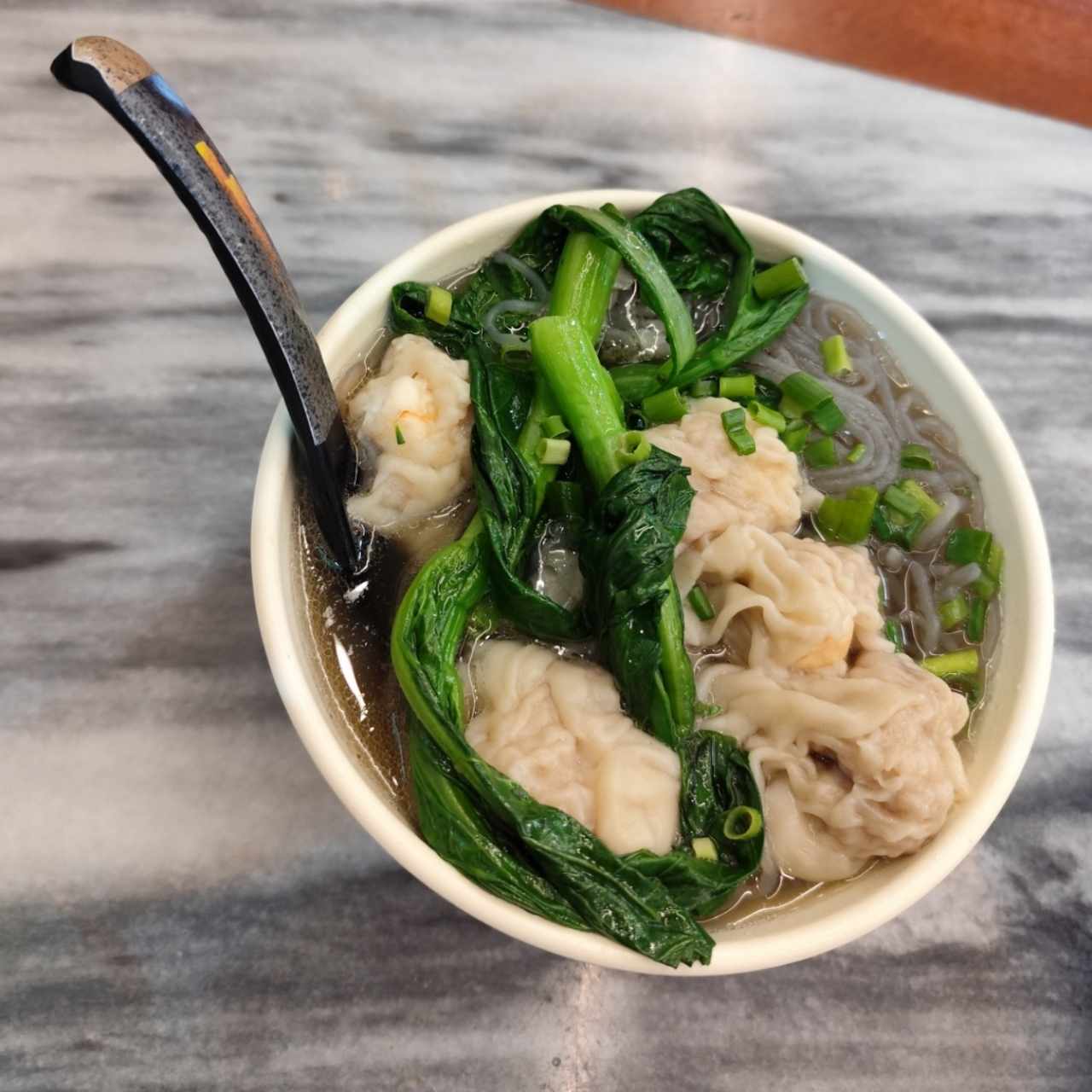 Sopa de wanton de puerco con fideo de yuca