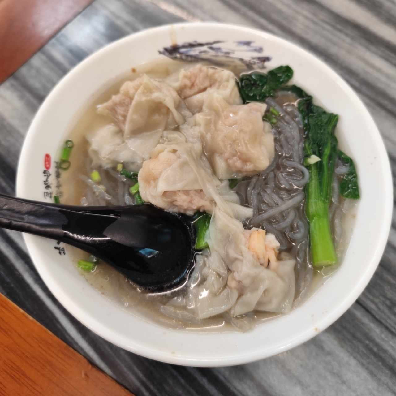Sopa de wanton de puerco con fideo de yuca