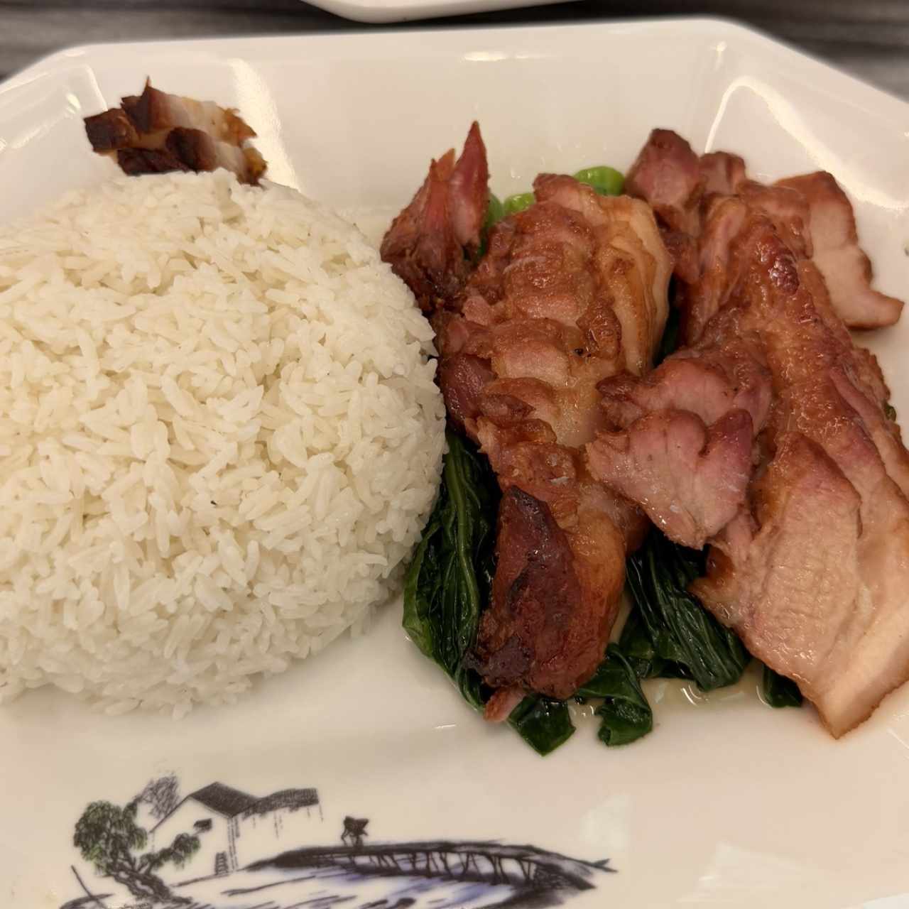 Puerco Liso - Comida con arroz y hojas de mostaza
