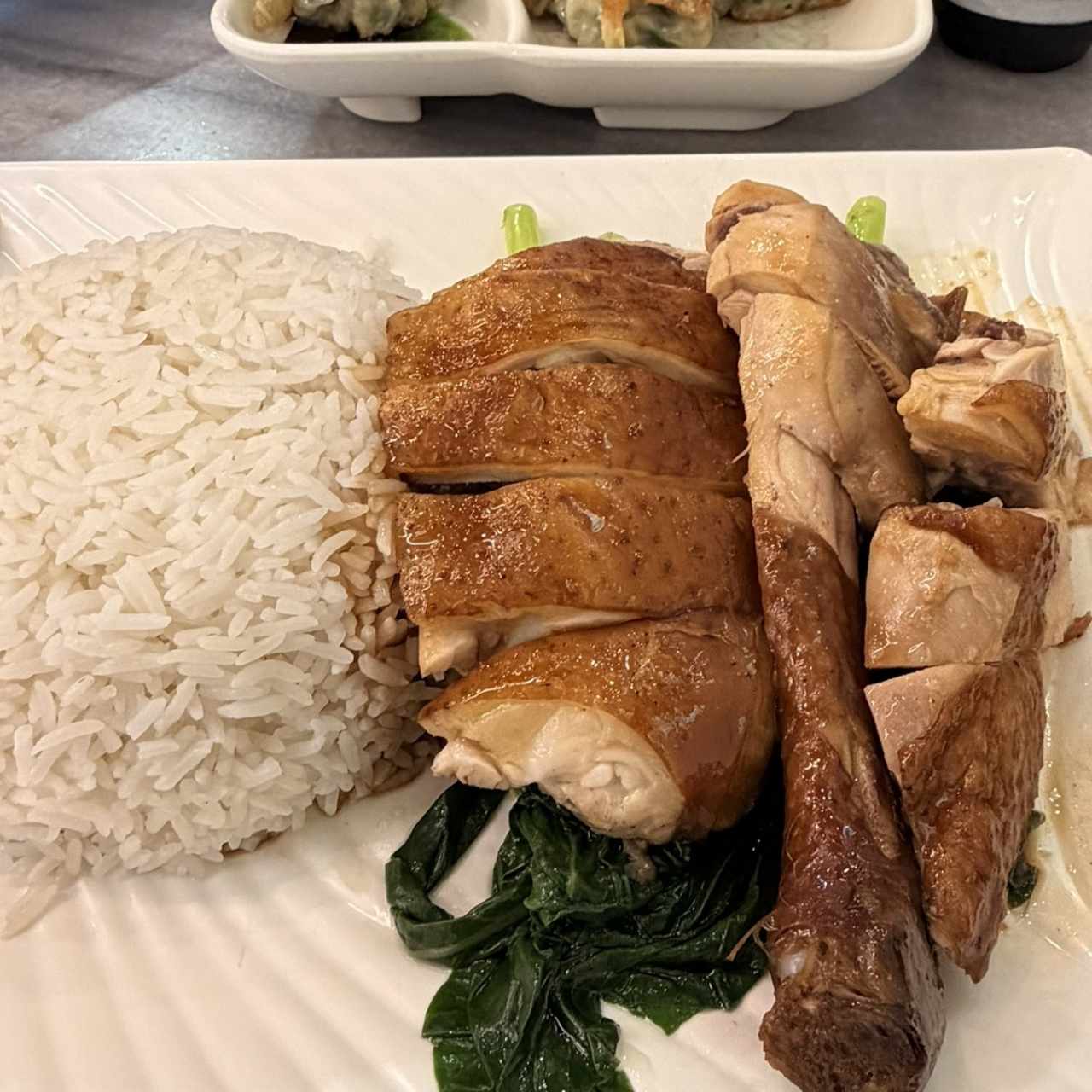 Pollo arroz y hojas de mostaza