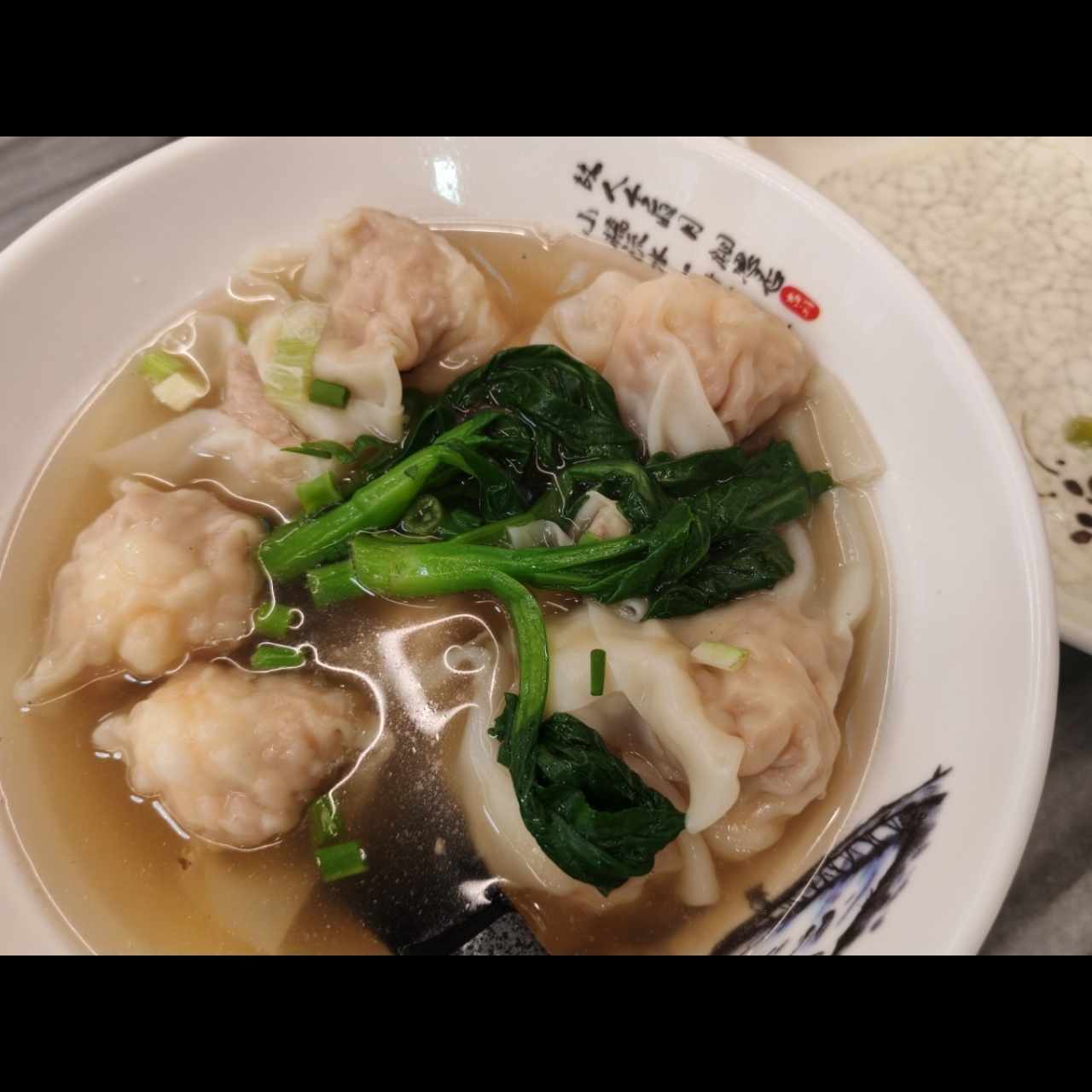 Sopa De Wanton De Puerco Con Camarón Solo