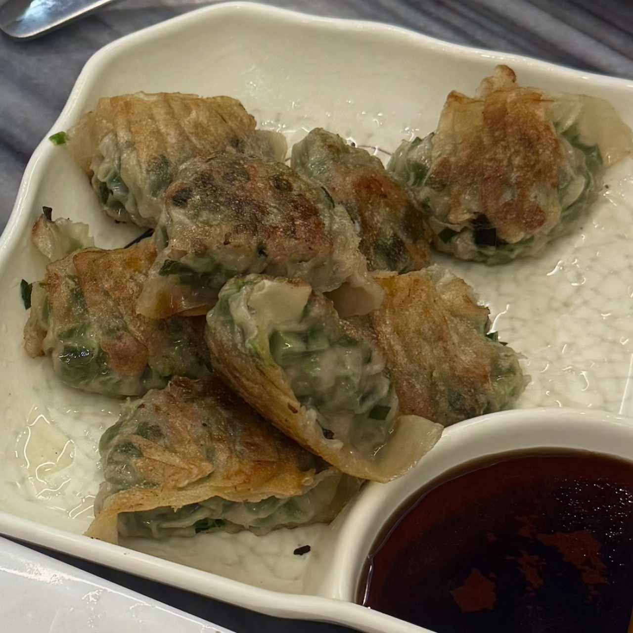 Sopa de dumpling de puerco con cebollina