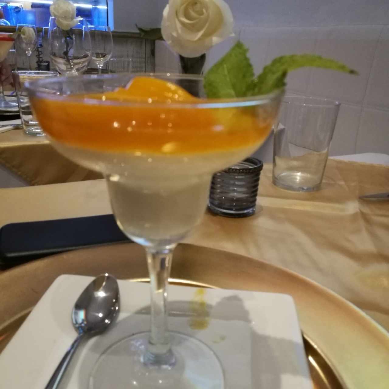 panacotta con salsa de melocotón