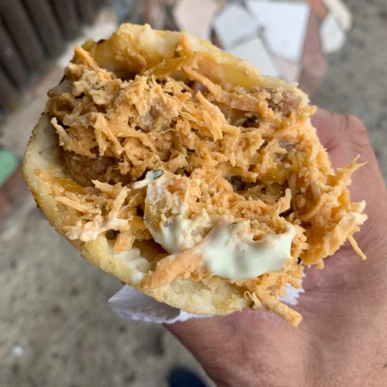 Arepa con pollo, carne y chicharrón