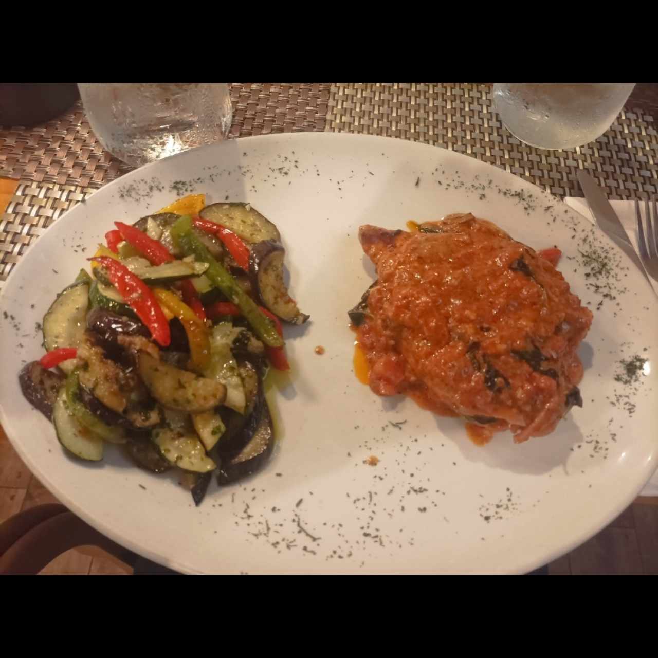 pollo con crema, hongos y tomates con vegetales salteados