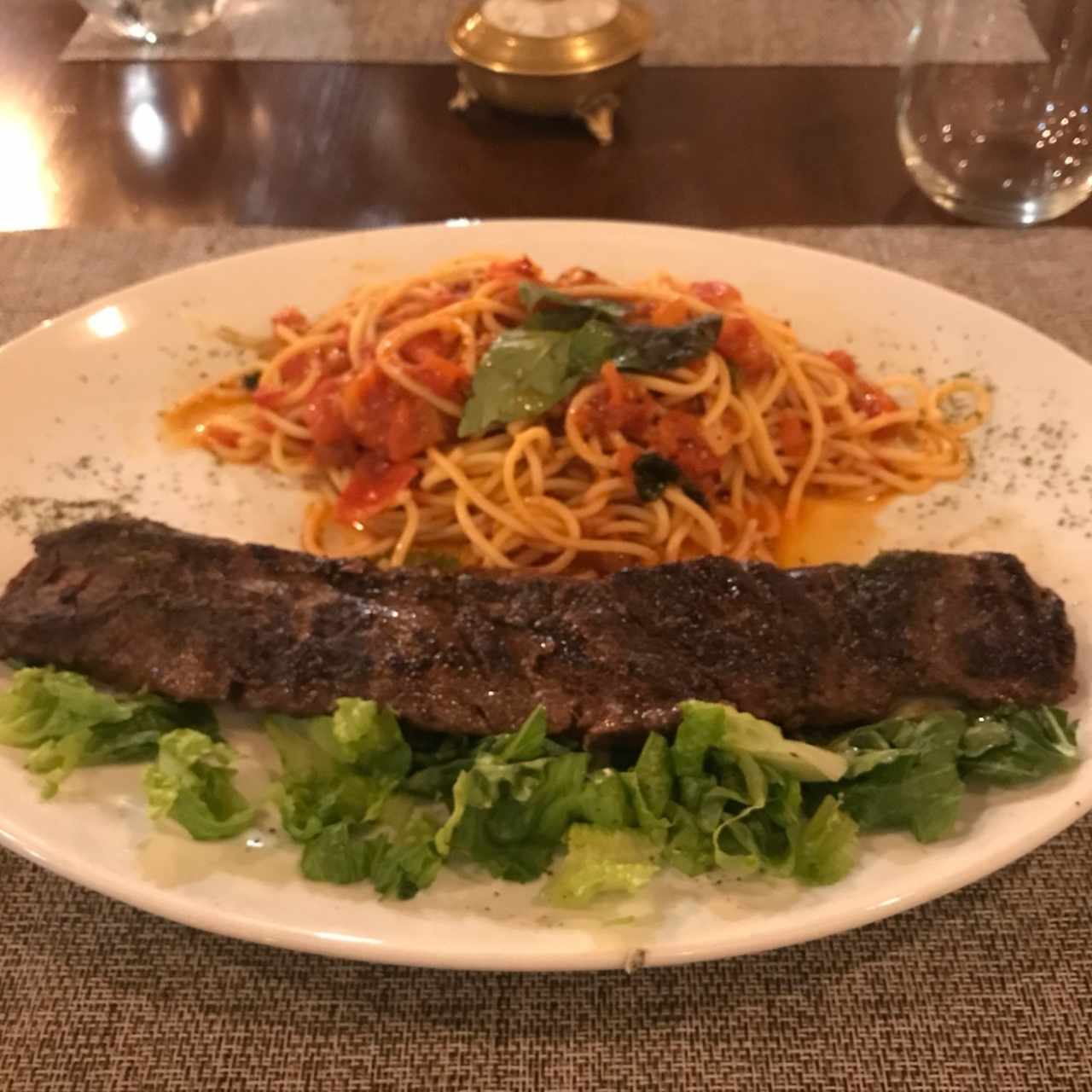 Entraña con pasta arrabiatta