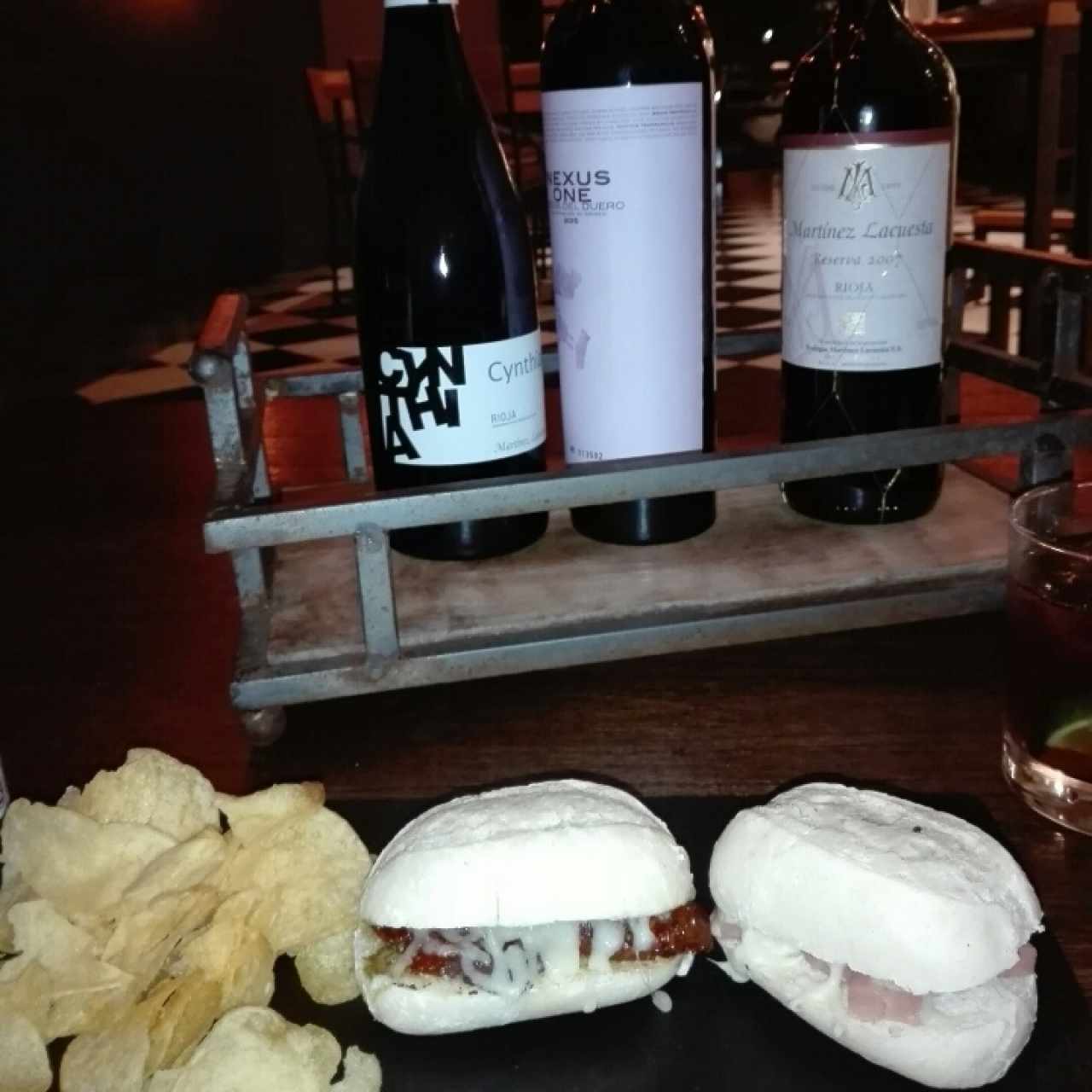 montaditos caprece y de jamón con queso 