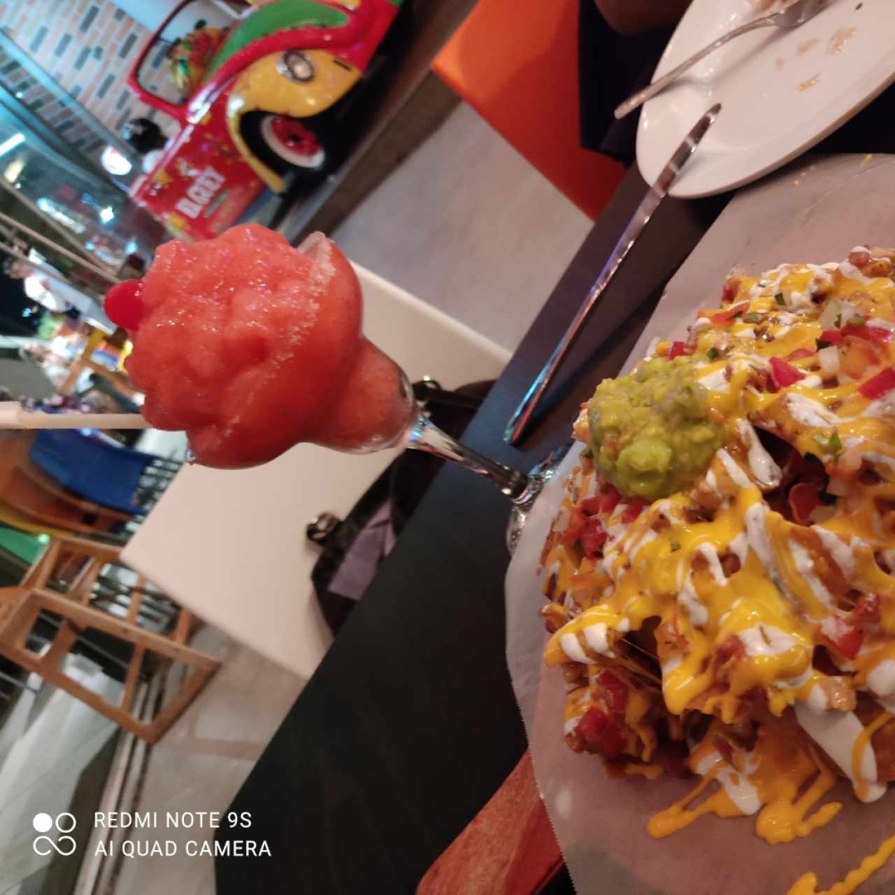 nachos mixto y margarita de fresa 