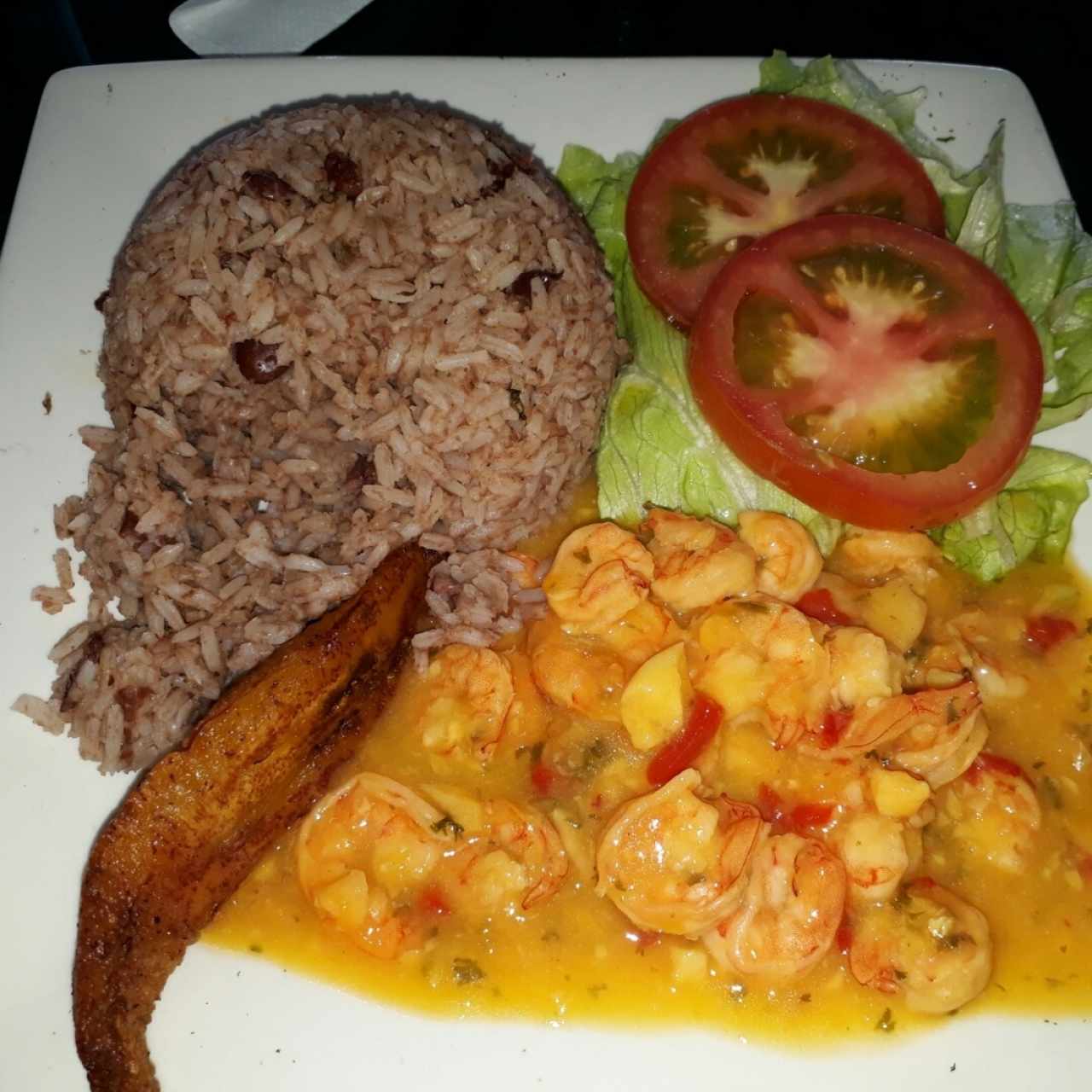 Camarones al ajillo y arroz con frijoles y coco