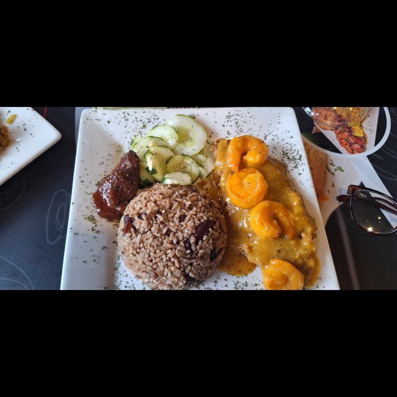 Corvina y camarones al ajillo