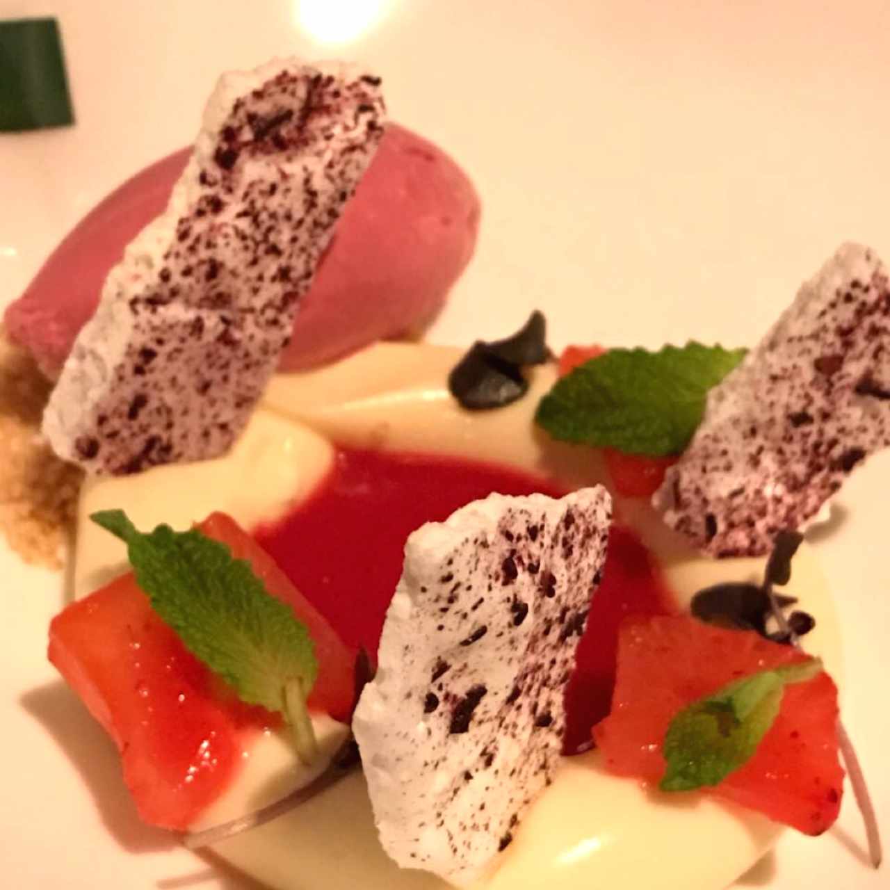 cheese cake deconstrido con helado de remolacha  