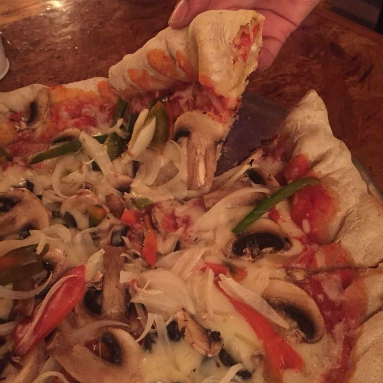 pizza vegetariana con borde de pepperoni, mozzarella y aceitunas