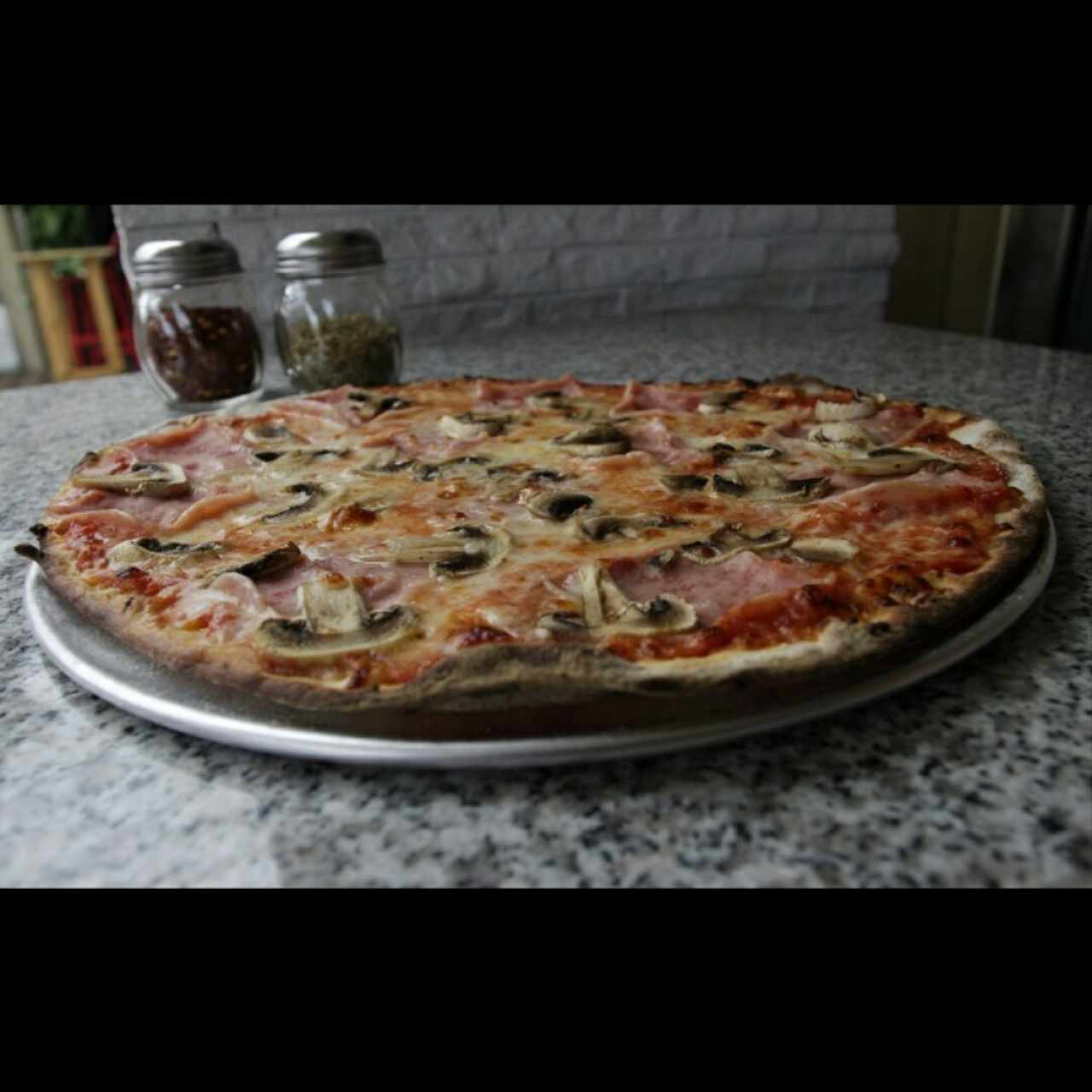 Pizza de Jamón y Champiñones