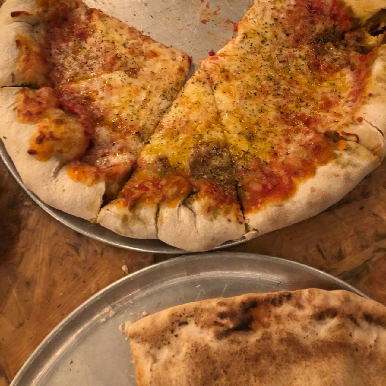 pizza margarita con borde relleno 